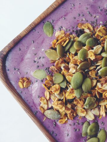blueberry banana power smoothie bowl_hot for food