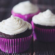 chocolate cupcakes with vanilla buttercream frosting_hot for food
