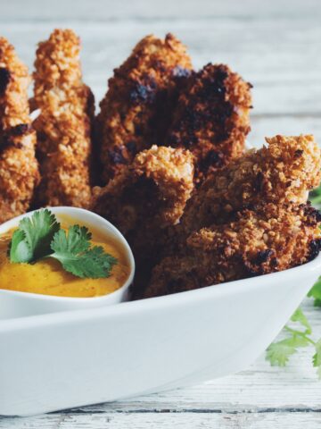 crunchy coconut cashew chik'un fingers & mango dipping sauce_hot for food