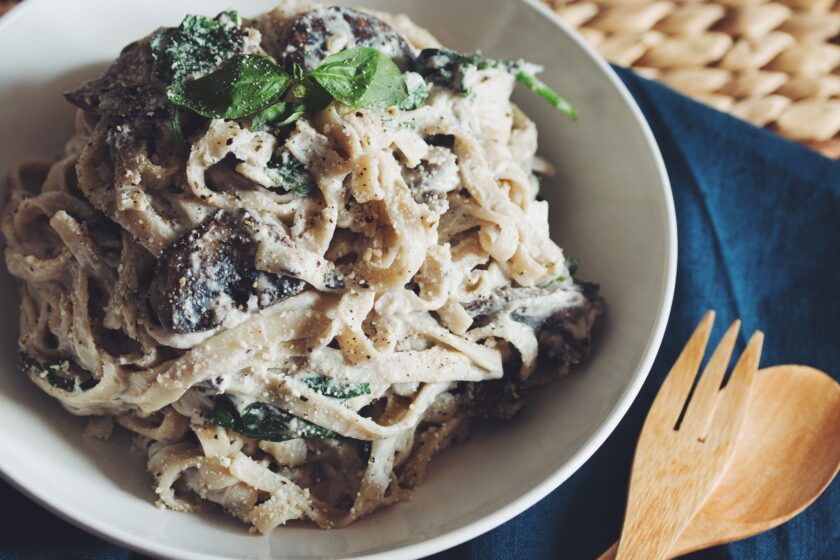 creamy vegan mushroom fettuccine alfredo_hot for food