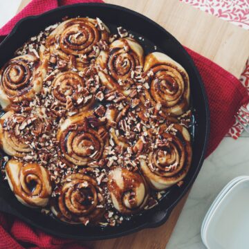 caramel pecan cinnamon rolls_hot for food