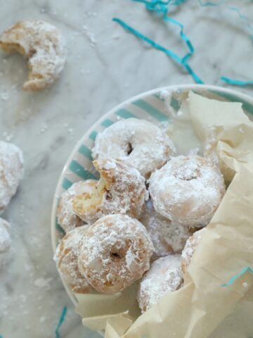 vegan powdered doughnuts