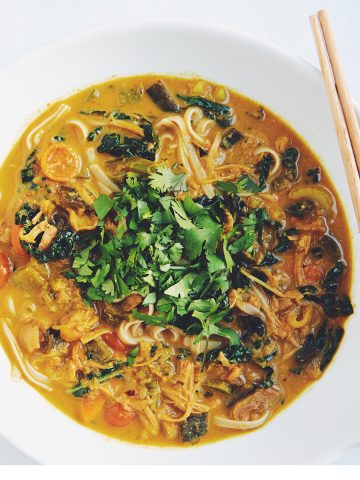 overhead of a bowl of vegan laksa