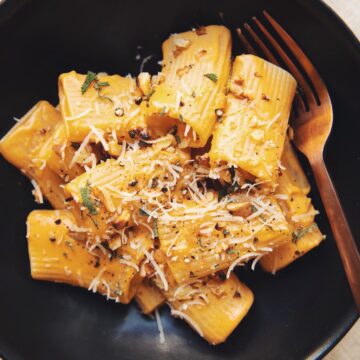 vegan-pumpkin-paccheri-pasta_hot-for-food