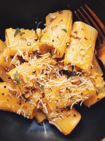 vegan-pumpkin-paccheri-pasta_hot-for-food